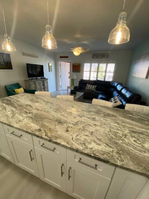 Beachfront Condo On Quiet Treasure Island- 1 Bed St. Pete Beach Εξωτερικό φωτογραφία